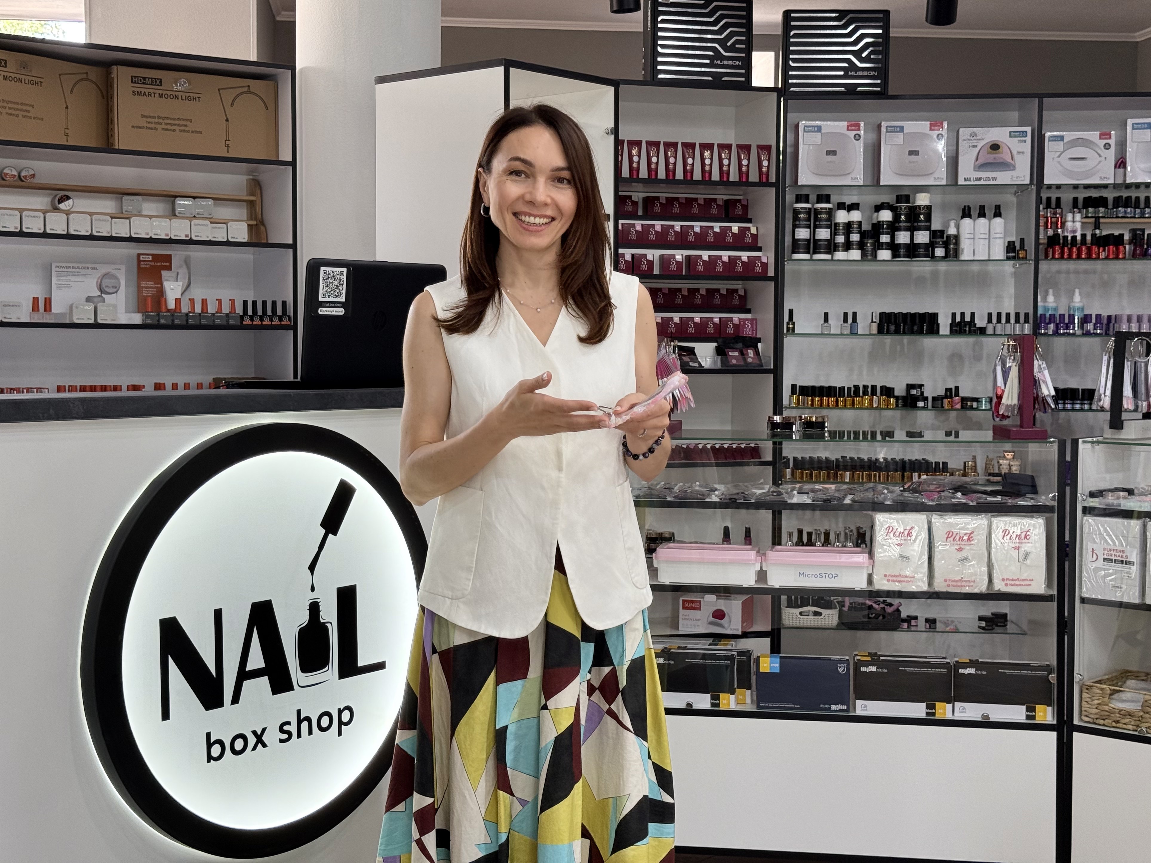 Інтер'єр магазину Nail Box Shop у Білій Церкві